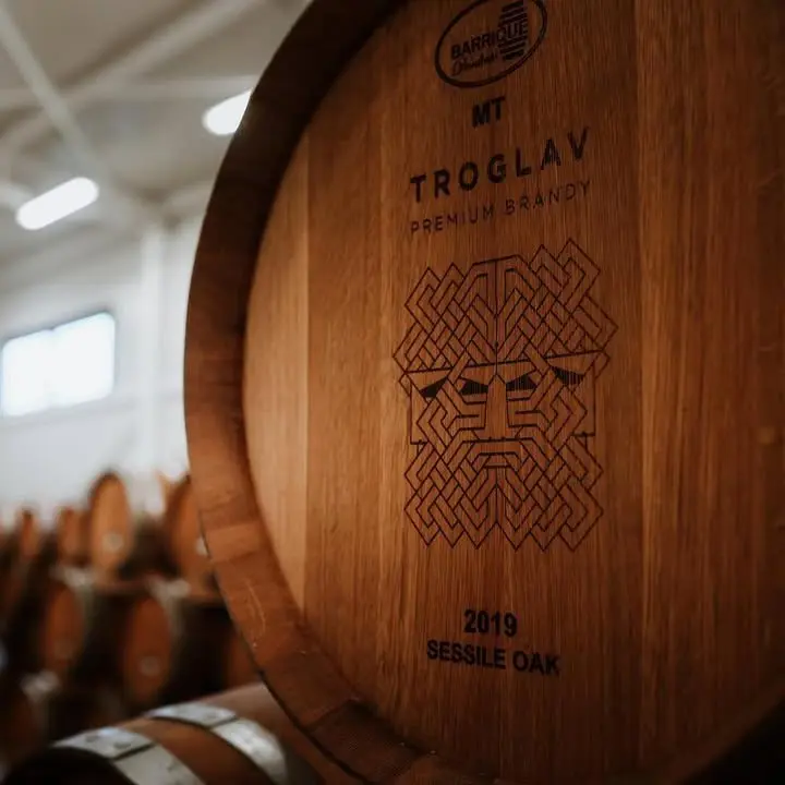 Hrastovo bure sa ugraviranim znakom Troglav i godinom 2019